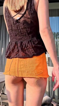 Si cantik seksi kaki panjang panas di Balkoni memamerkan seluar dalamnya di bawah skirtnya, kemudian mengambil seluar dalam untuk menunjukkan pepek ketat