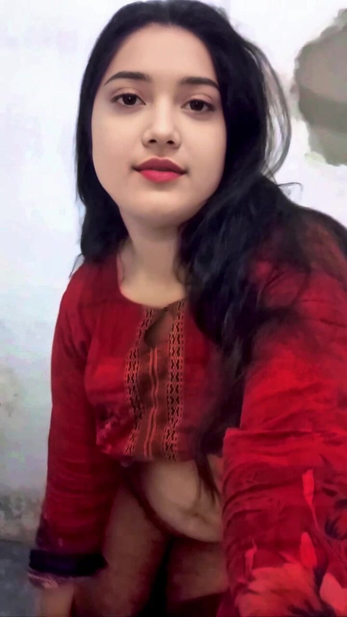 Lust Suman: Ragazza teenager carina calda scopa per dito durante la videochiamata...