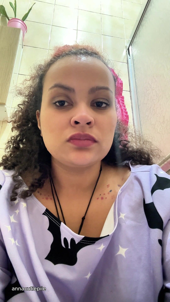 Cutiepiie Chubby: Gazlı süte tahammülsüz kız tuvalette ve osuruyor