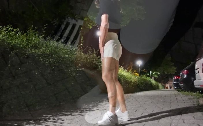 Loreley add: 我穿着闪亮的紧身裤在瑜伽裤里做运动和撒尿