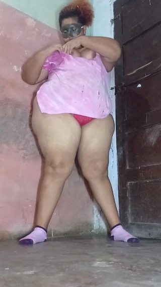 Gordita Culo Rico: 裸体妈妈在院子里洗澡。