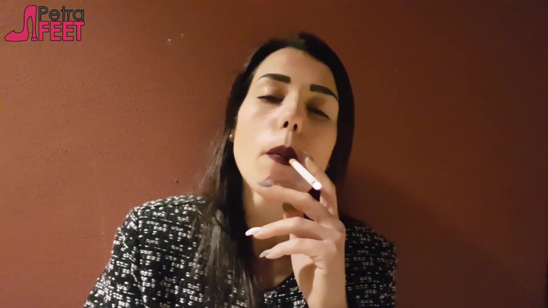 Smokin Fetish: Cette brune fabuleuse aime fumer dehors