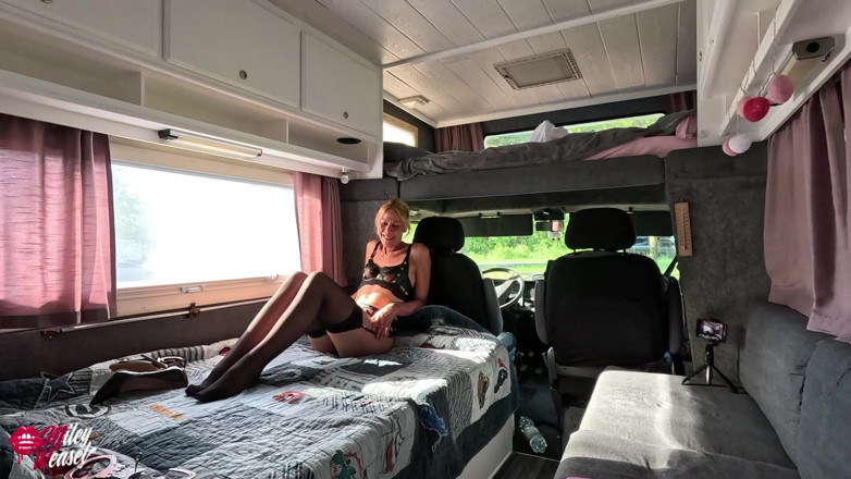 Miley Weasel: Pelacur tempat letak kereta berambut perang diikat dan diinseminasi oleh...