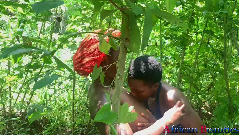 African Beauties: Isabella在放荡的3P中被3P撒尿