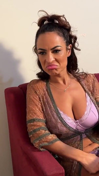 Sexo Em Familia - Novinha Gostosa Apresenta Coroa Cafajeste Para Sua Familia