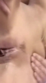 Heet blond opent haar anus voor haar lul