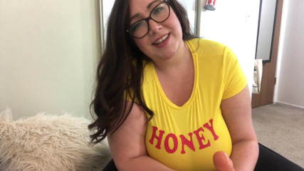 cutejayne: Tetona grandota te bordea en un top apretado