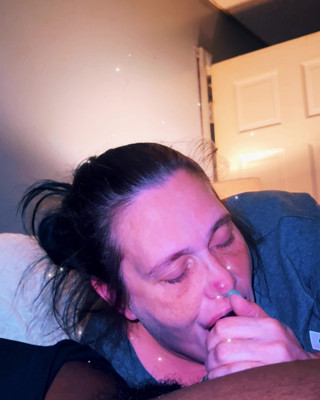 Headrietta: Ik probeer te slapen met deze pik in mijn mond (gumjob)