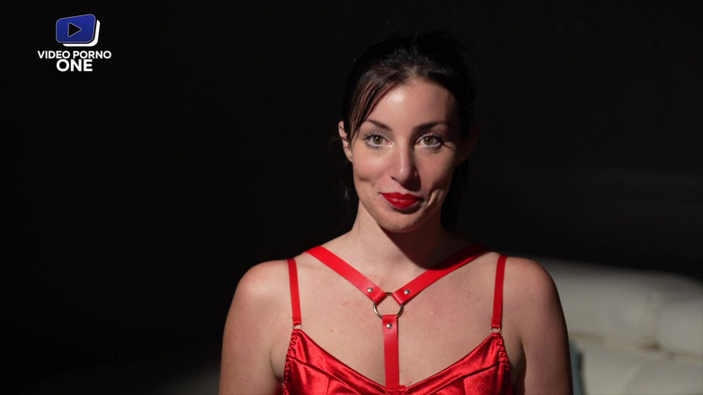 Video Porno One: A Married Woman Gets by 3 Strangers in a Club!