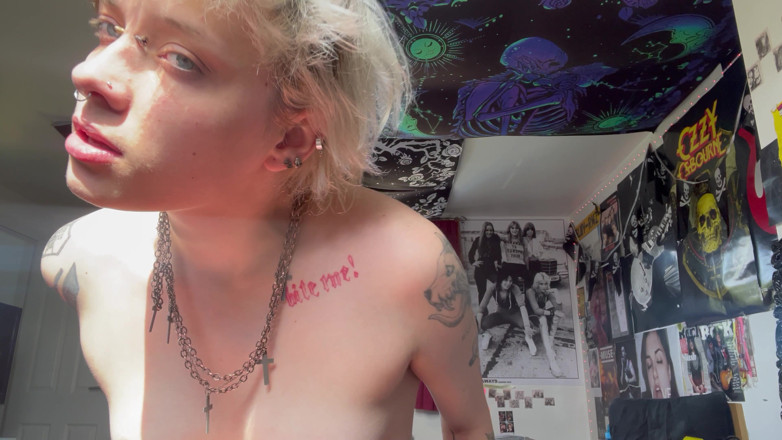 Glitterqueen1999: Девушка-готесса без макияжа заставляет поклоняться ее носу на солнце
