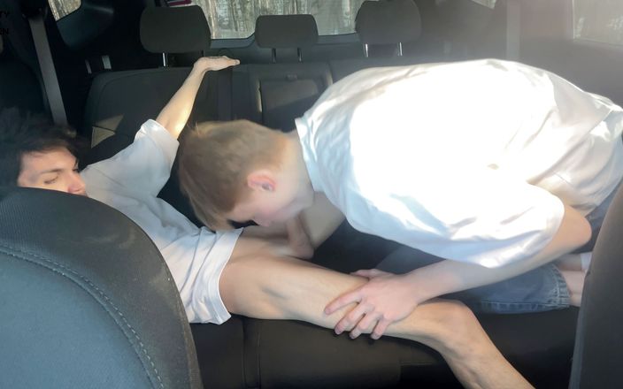 Matty and Aiden: Twinks Matty en Aiden hebben plezier achter in een auto