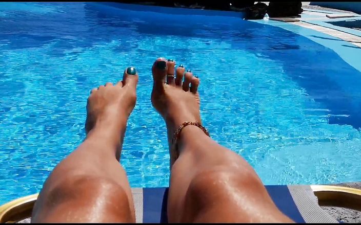 Erotic Tanya: Ignoriert, während ich am pool entspanne