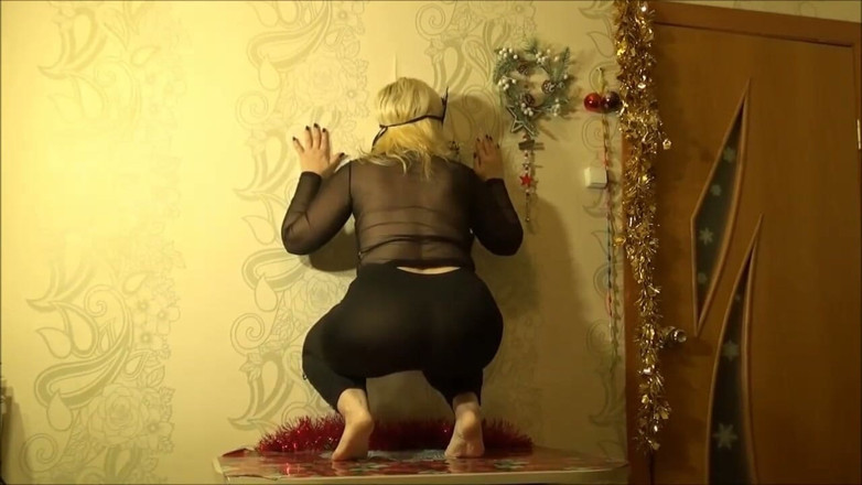 RedRoseRus: Blondýnka třese zadkem v černých legínách