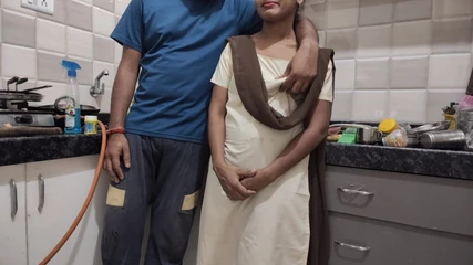 कॉलेज जाने से पहले देसी लड़की की उसके सौतेले भाई द्वारा चुदाई