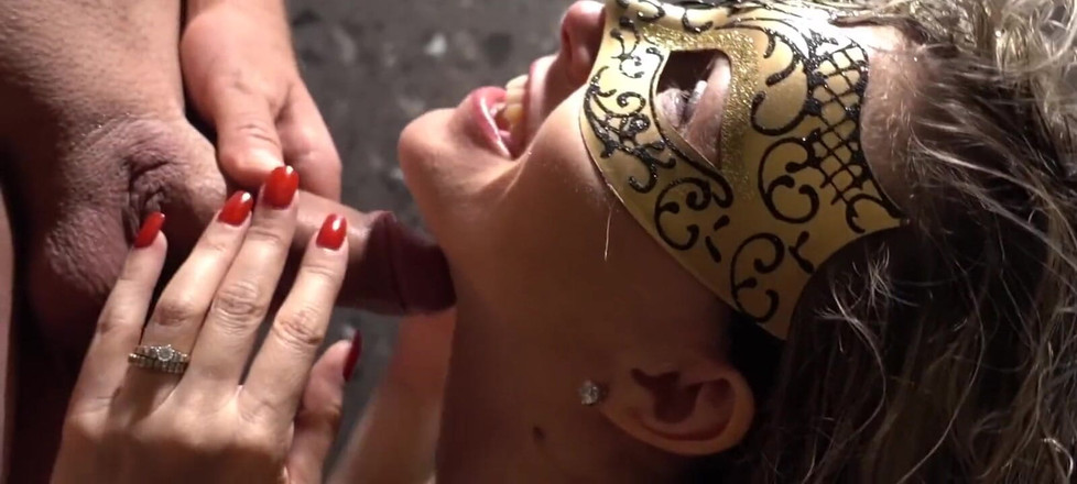 Bold Chops: Sexy Kus ve sprše orál od maskované ženy