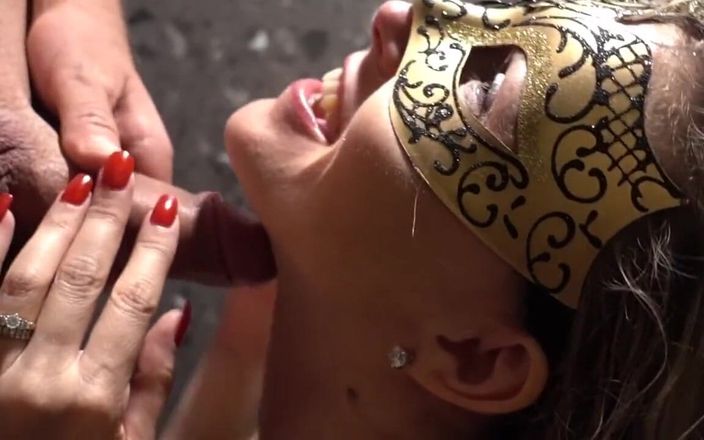 Bold Chops: Sexy Kus ve sprše orál od maskované ženy