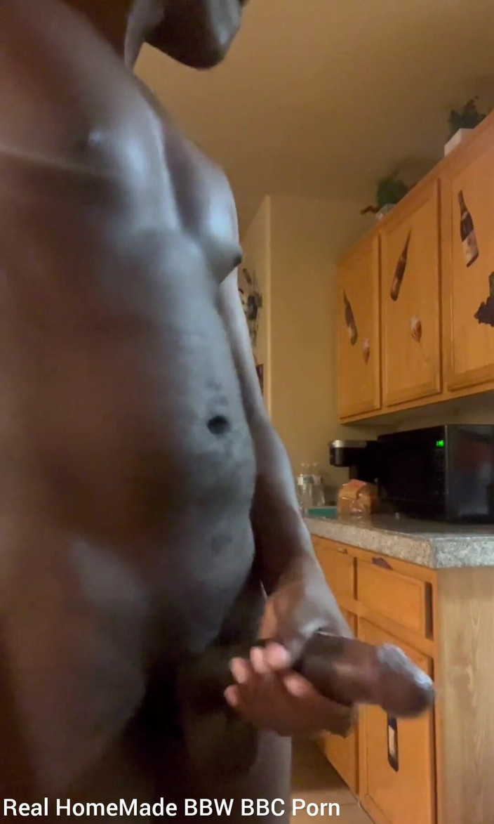 Big black cock BBCee: 在厨房里抚摸我的大黑屌的摇摆挑逗