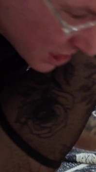 Duitse oude cuckold-echtgenoot kijkt toe terwijl zijn roodharige tattoo-vrouw Cat Coxx wordt geneukt door een jongen