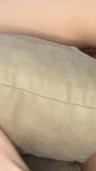 Chica se corre de la masturbación con un vibrador