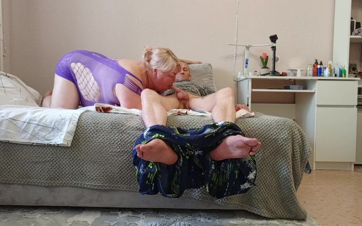 Zona901: Novia insaciable siempre quiere chupar la polla y tragar semen