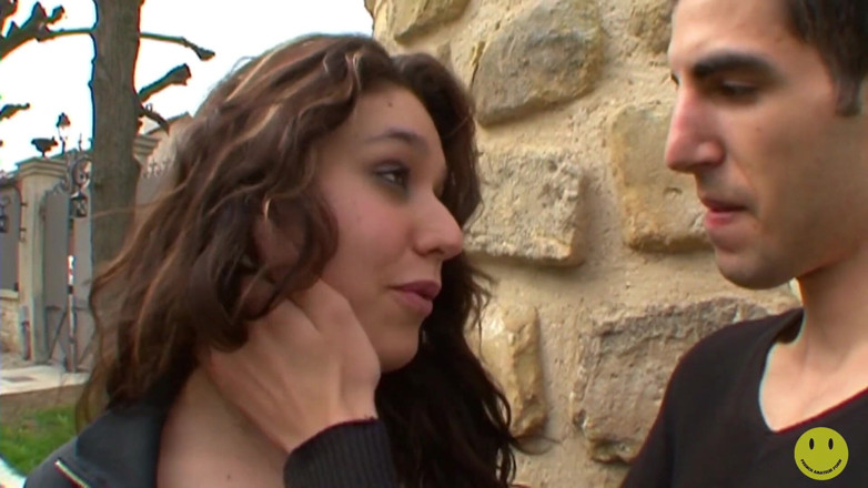 French Amateur Porn: Fofa gordinha Marie-Laure chupa um pau do lado de fora...