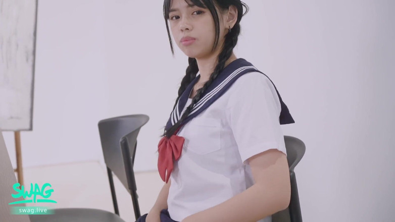 SWAG.live: O fată asiatică studentă l-a seduce pe profesor în clasă