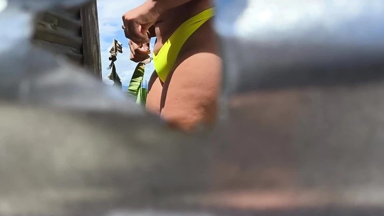 AndreaBellotiStar: 女孩被更衣室的洞看