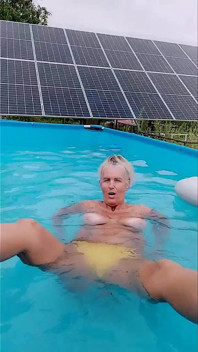 Gospodină fierbinte Lukerya în piscină