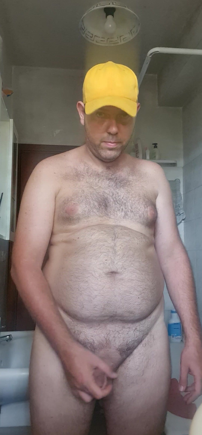 Mirko2589: Naakte jongen in badkamer met gele hoed