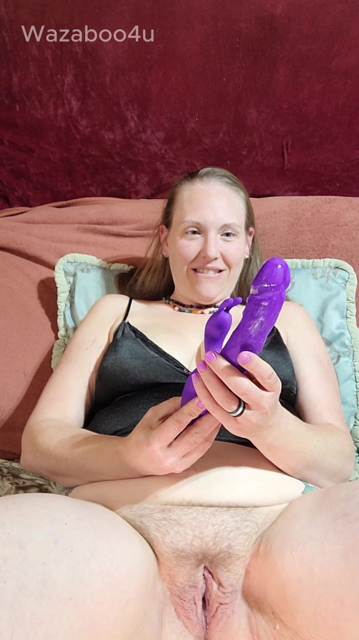 wazaboo4u: Testa två leksaker den vibrerande skjutande dildo och G spot...