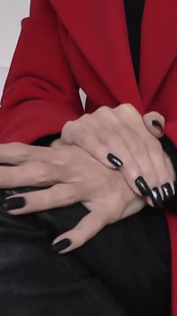 Lady victoria valente - mantel merah, celana kulit hitam, tangan-tangan indah, kuku hitam, close-up, joi