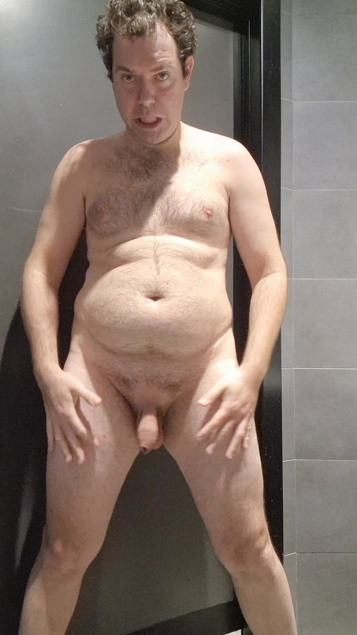 Mirko2589: 公衆トイレで全裸
