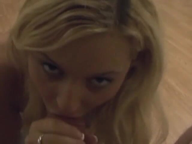 Teens Get it Hard: Blonďatá teenagerka s malými kozami kouří péro v POV