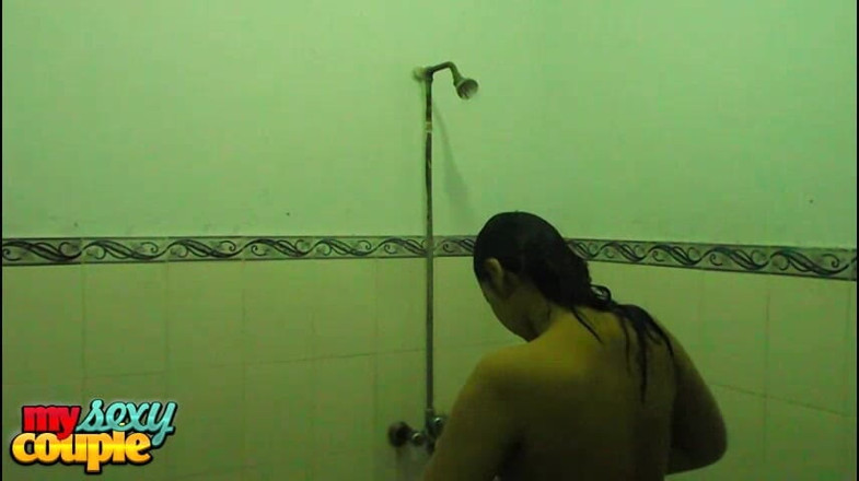 Desi Couple Sunny & Sonia: Bini desi mandi selepas seks