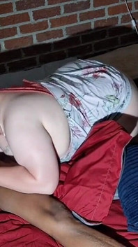Nedbalá Lynn saje ptáka s vášní