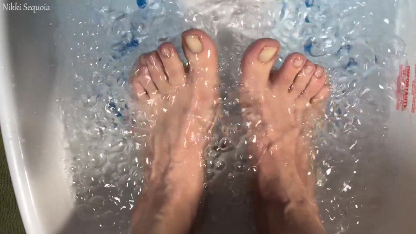 Foot Soak Toe Wiggle (Nikki's Fetishes) Foot Soak Toe Wiggle (Nikki's Fetishes)
