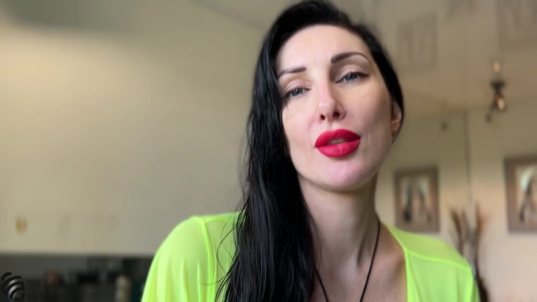 SaintVirginPro: Ibu tiri suka blowjob dan fetish kaki yang menakjubkan.