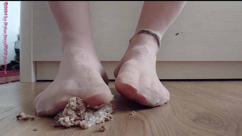 Carmen_Nylonjunge: Nylon feet have fun with coconut bars ** crushing **