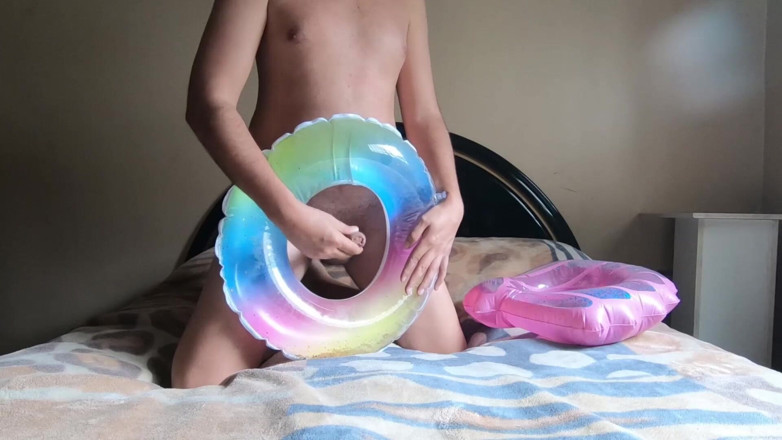 Inflatable Lovers: Beautiful inflatable swimrings in my bed