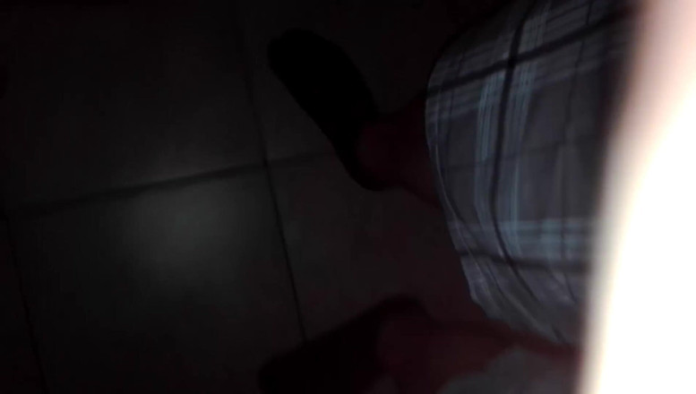 Sekretny666: Levantando a saia, masturbando seus pés de nylon sujos e...