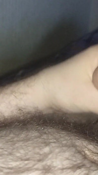 Masturbuje na posteli a obrovský výstřik na moje chlupaté břicho