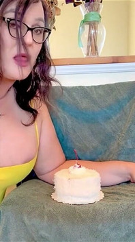 Christi Cream Cake s’assoit sur son gâteau d’anniversaire !