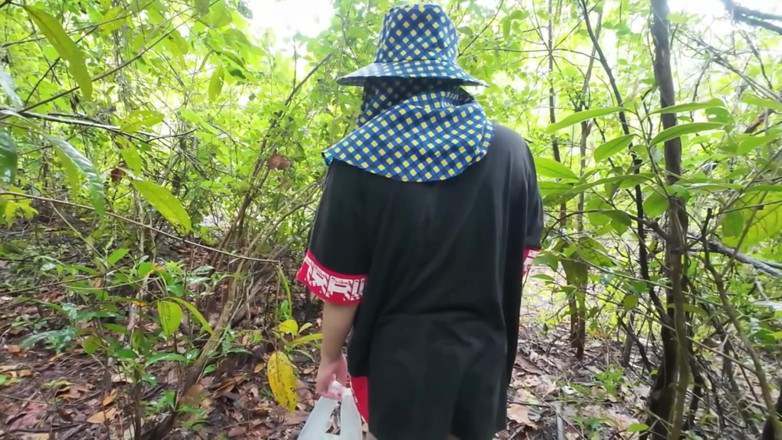 RealThaiSolo: 泰国女孩走在田间路边的泰国户外公共场合