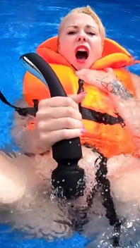 Flytväst vibe play i poolen