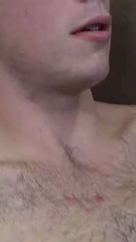 Bearfilms - Le doyen gay percé Wyatt polit la bite de Marc Angelo dans une pipe mouillée