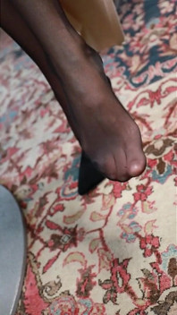 I piedi in nylon stanchi e il gioco del tacco della segretaria kerry - parte 2