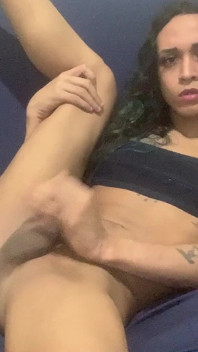 Trans žena masturbuje a ukazuje zadek