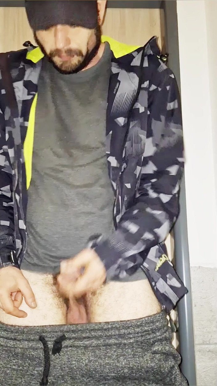 jerkofflover: Когда я начинаю работать рано утром, я писаю в туалете