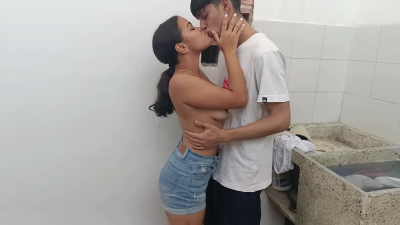 ValentinaHot10: Moja ulubiona przyrodnia siostra uwielbia ze mną seks, ponieważ mam 18...