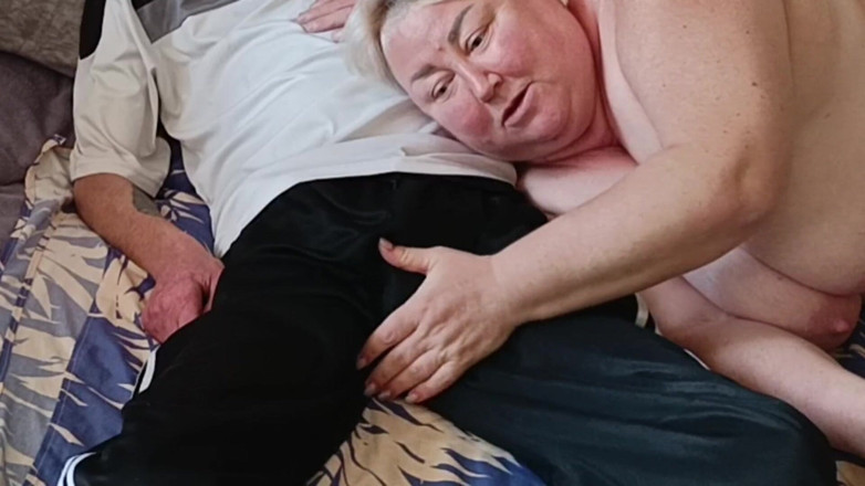 Zona901: Muie profundă de la mama vitregă cu supt și înghițire de spermă